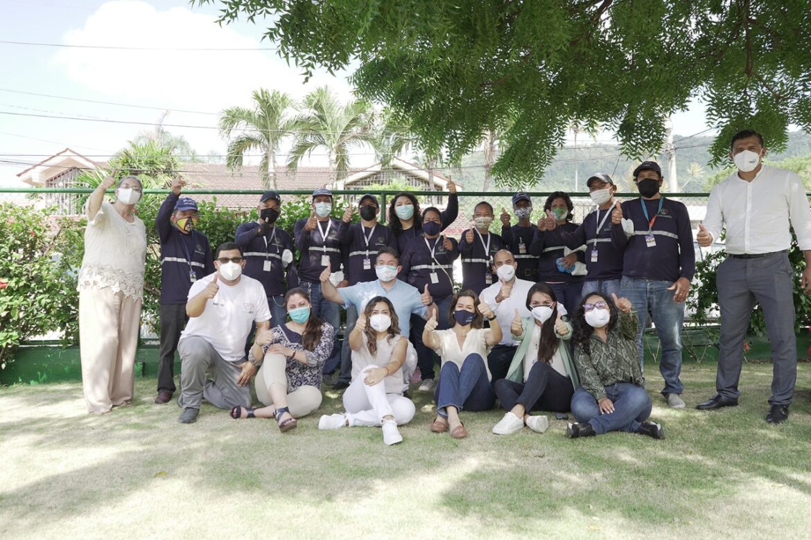 Recicladores de comité Los Ceibos con representantes de la iniciativa “Ceibos Recicla” y el Programa de Reciclaje Asociativo con Valor Compartido desarrollado por Tesalia cbc y Fundación Redes con rostro.