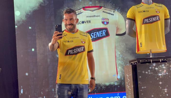 Barcelona, presentó toda su indumentaria para este 2022 junto a Carlos Tévez  - Ecuador en Directo